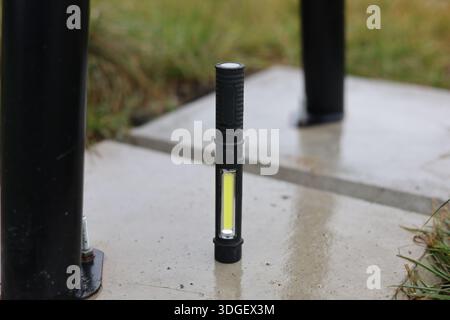 Una piccola torcia nera di grande potenza LED Foto Stock