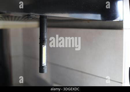 Una piccola torcia nera di grande potenza LED Foto Stock
