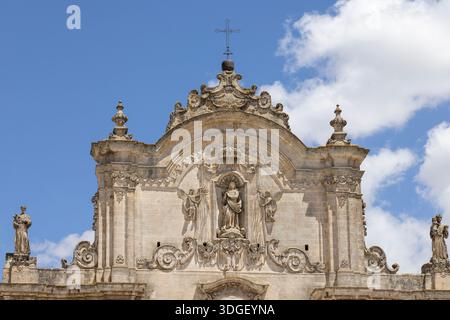 Italia, Matera - 22 maggio 2024: Facciata decorativa della chiesa barocca di San Francesco d'Assisi del XVIII secolo, situata in Piazza San Francesco (Piazza S. Francia Foto Stock