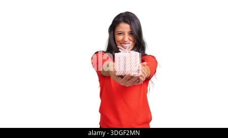 Giovane donna che regala una confezione regalo alla macchina fotografica Foto Stock