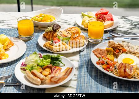 Delizioso assortimento per la colazione su un tavolo di marmo, con pasticcini, Foto Stock