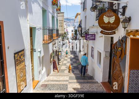 Negozi e ristoranti nelle stradine di Altea, Spagna Foto Stock