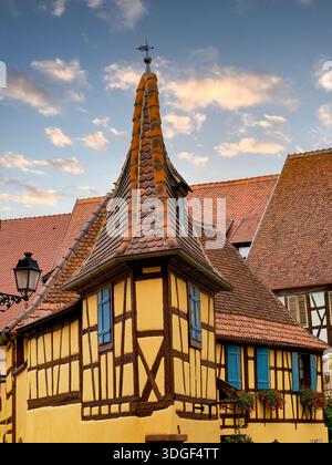 Case tradizionali in legno nello storico villaggio europeo Foto Stock