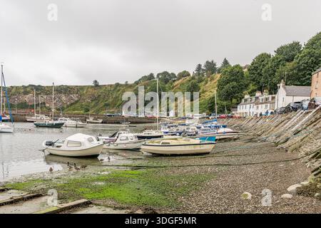 Barche sulla costa di Stonehaven - Cowie Harbour, Aberdeenshire, Scozia Foto Stock
