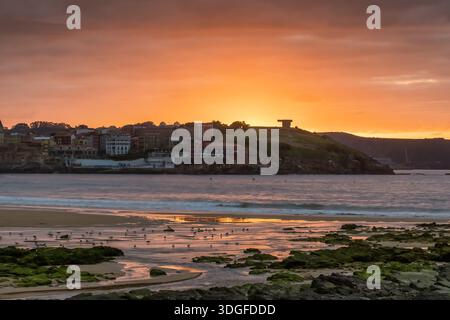 Tramonto sulla spiaggia di San Lorenzo e sulla città di Gijon Foto Stock