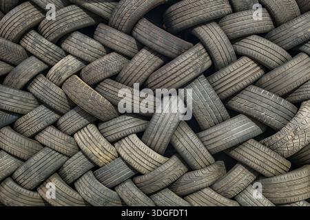 Sfondo degli pneumatici per auto usate impilati per il riciclaggio Foto Stock