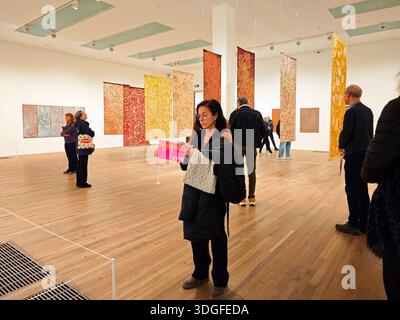 Emily Kam Ngwarray, mostra alla Tate Modern London, artista indigena australiana della comunità Utopia, situata nel Northern Territory. Foto Stock