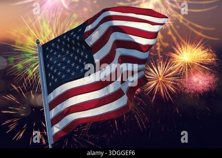 Bandiera USA e fuochi d'artificio contro il cielo di sera. Design del biglietto d'auguri per le festività nazionali Foto Stock