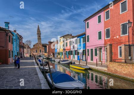 Isola di Burano con case tradizionali lungo il canale, isola nella laguna veneta, Italia. Foto Stock