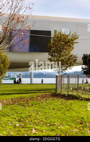 Santander, Spagna – 20 novembre 2021: Vista dai Giardini Pereda che mostra l'edificio del Centro Botin con il suo grande schermo a LED che mostra arte digitale Foto Stock