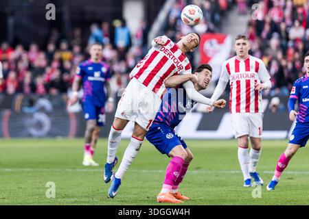 KOELN, GERMANIA - 17 GENNAIO: Said El Mala (1. FC Koeln, 13) combatte per il pallone contro Dominik Kohr (1. FSV Mainz 05, 31) durante la partita di Bundesliga tra 1. FC Koeln vs. 1. FSV Mainz 05 al RheinEnergie Stadion il 18° giorno del 1°. Bundesliga il 17 gennaio 2026 a Koeln, Germania. LE NORMATIVE DFL VIETANO QUALSIASI UTILIZZO DI FOTOGRAFIE COME SEQUENZE DI IMMAGINI E/O QUASI-VIDEO. Foto Stock