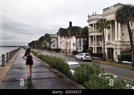 Eleganti dimore storiche sulla East Battery Promenade di Charleston, Charleston, South Carolina, Stati Uniti Foto Stock