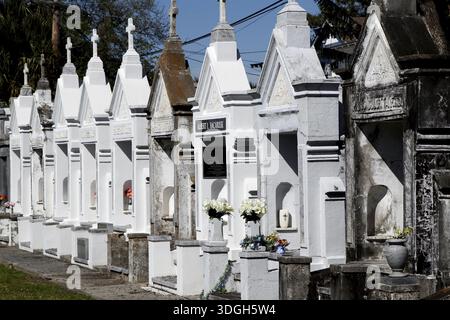 Fila di tombe bianche in stile gotico in un cimitero Foto Stock