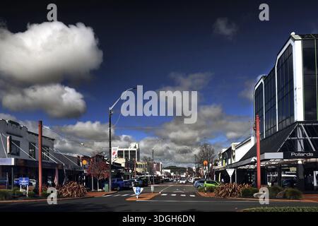 Scena cittadina in Tutanekai Street a Rotorua con architettura moderna e strade trafficate, Rotorua, Isola del Nord, nuova Zelanda Foto Stock