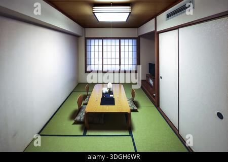Camera d'hotel tradizionale a Nishin no Sato vicino al Tempio di Honganji, Kyoto, Nishi, Giappone Foto Stock