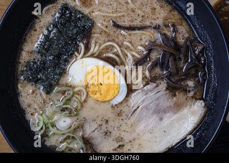 Ciotola di ramen con uova e alghe in un ristorante ad Aso, Aso, Giappone Foto Stock
