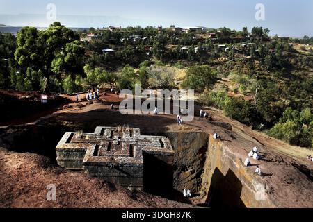 Veduta aerea di Bete Gyorgis circondata dalla natura e dai pellegrini, Lalibela, Amhara, Etiopia Foto Stock