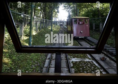 La storica funicolare Aleksotas attraversa una sezione boscosa a Kaunas, Kaunas, Kaunas, Lituania Foto Stock