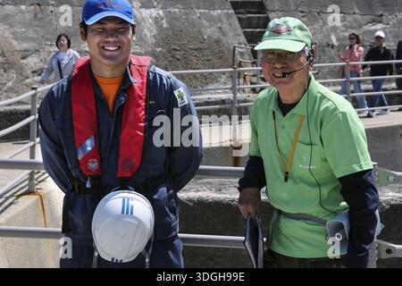 Due guide amichevoli durante una gita a terra sull'isola deserta di Gunkanjima, Nagasaki, Kyushu, Giappone Foto Stock