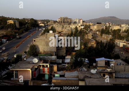 Vista sui tetti di Axum circondata da colline, Axum, Tigro, Etiopia Foto Stock