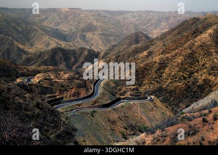 La strada serpente attraversa le aride montagne di Semien Foto Stock