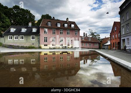Storiche case in legno a Oslo riflesse in un tranquillo bacino d'acqua, Oslo, Damstredet, Norvegia Foto Stock