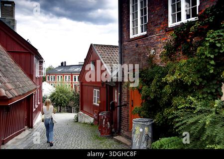Stradine strette con storiche case in legno a Damstredet, Oslo, affascinante e accogliente, Oslo, Damstredet, Norvegia Foto Stock