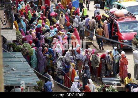 Veduta aerea di un mercato affollato pieno di persone, Awaday, Etiopia Foto Stock