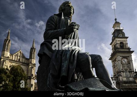 Statua di Robert Burns di fronte allo sfondo storico con torre gotica a Dunedin, Dunedin, Otago, nuova Zelanda Foto Stock