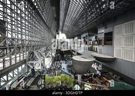 Moderna vista interna dell'impressionante struttura a soffitto della stazione centrale di Kyoto, Kyoto, Kansai, Giappone Foto Stock