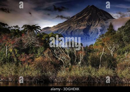 Vista maestosa del Monte Taranaki dal Lago Mangamahoe circondato da alberi, Monte Taranaki, nuova Zelanda Foto Stock