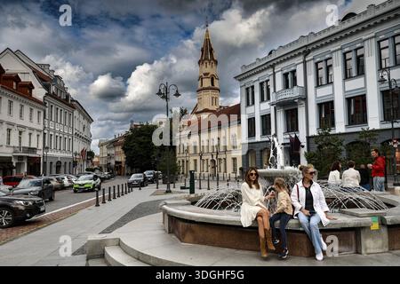 Vivace Piazza del Municipio, Rathausplatz, Rathausplatz a Vilnius con fontana e Chiesa di San Nicola sullo sfondo, Vilnius, Vilnius County, Lit Foto Stock