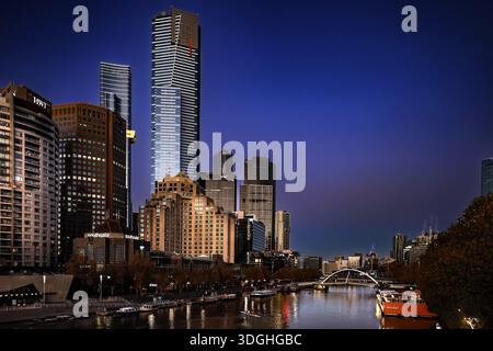 Skyline illuminato di Melbourne sul fiume Yarra di notte, Melbourne, Victoria, Australia Foto Stock