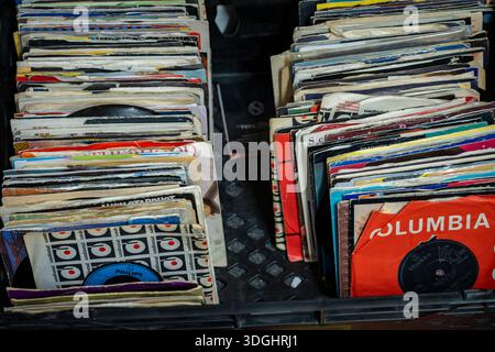 dischi in vinile singolo da 7 pollici in casse in vendita in un negozio di beneficenza, dischi in vinile vintage da 7 pollici in scatole in vendita in un negozio di seconda mano. Foto Stock