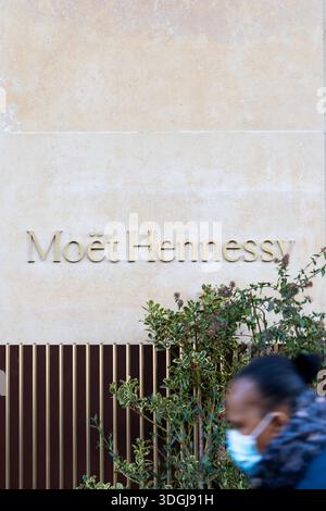 Parigi, Francia – 2 dicembre 2021: L'elegante logo Moet Hennessy sull'esterno dei grandi magazzini le Bon Marche. Questo lussuoso hotel parigino per lo shopping Foto Stock