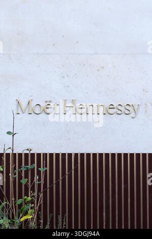 Parigi, Francia – 2 dicembre 2021: L'elegante logo Moet Hennessy sull'esterno dei grandi magazzini le Bon Marche. Questo lussuoso hotel parigino per lo shopping Foto Stock
