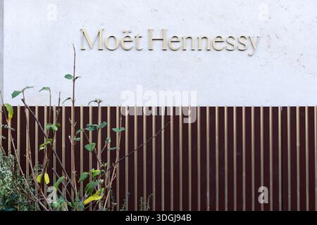 Parigi, Francia – 2 dicembre 2021: L'elegante logo Moet Hennessy sull'esterno dei grandi magazzini le Bon Marche. Questo lussuoso hotel parigino per lo shopping Foto Stock
