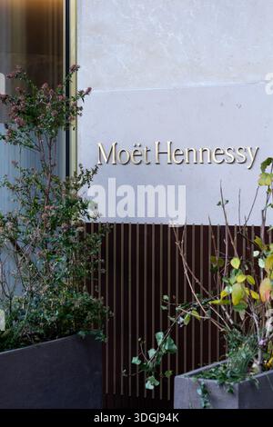 Parigi, Francia – 2 dicembre 2021: L'elegante logo Moet Hennessy sull'esterno dei grandi magazzini le Bon Marche. Questo lussuoso hotel parigino per lo shopping Foto Stock