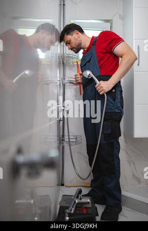 Rubinetto per doccia con fissaggio idraulico in un bagno moderno Foto Stock