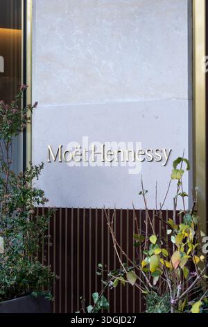 Parigi, Francia – 2 dicembre 2021: L'elegante logo Moet Hennessy sull'esterno dei grandi magazzini le Bon Marche. Questo lussuoso hotel parigino per lo shopping Foto Stock