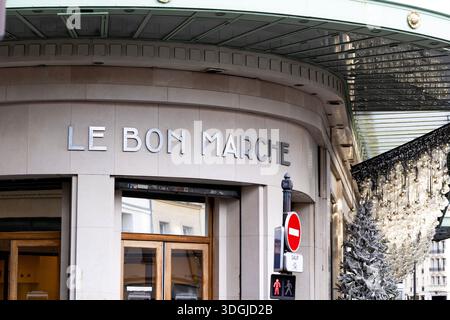 Parigi, Francia – 2 dicembre 2021: La facciata dello storico grande magazzino le Bon Marche Rive Gauche, con il suo segno classico e l'elegante Natale Foto Stock