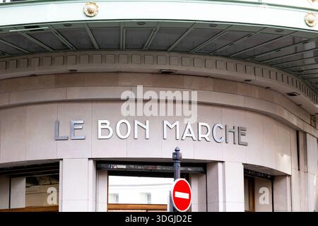 Parigi, Francia – 2 dicembre 2021: La facciata dello storico grande magazzino le Bon Marche Rive Gauche, con il suo segno classico durante le festività natalizie. Foto Stock