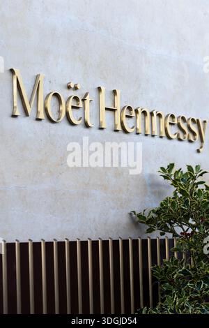 Parigi, Francia – 2 dicembre 2021: L'elegante logo Moet Hennessy sull'esterno dei grandi magazzini le Bon Marche. Questo lussuoso hotel parigino per lo shopping Foto Stock