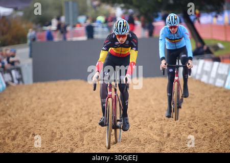 Benidorm, Spagna, 17 gennaio 2026: Campione belga Under 23 Viktor Vandenbreghe (L) durante le sessioni ufficiali di allenamento della Coppa del mondo di ciclocross 2025-26 UCI il 17 gennaio 2026, al Foietes Park di Benidorm, Spagna. Crediti: Alberto Brevers / Alamy Live News. Foto Stock