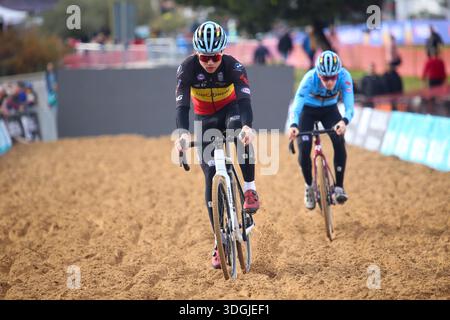 Benidorm, Spagna, 17 gennaio 2026: Jari Van Lee (L) campione belga di ciclocross Junior durante le sessioni ufficiali di allenamento della Coppa del mondo di ciclocross 2025-26 UCI il 17 gennaio 2026, al Foietes Park di Benidorm, Spagna. Crediti: Alberto Brevers / Alamy Live News. Foto Stock