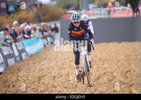 Benidorm, Spagna, 17 gennaio 2026: Liese Geuens campione belga U23 durante le sessioni ufficiali di allenamento della Coppa del mondo di ciclocross 2025-26 dell'UCI il 17 gennaio 2026, al Foietes Park di Benidorm, Spagna. Crediti: Alberto Brevers / Alamy Live News. Foto Stock