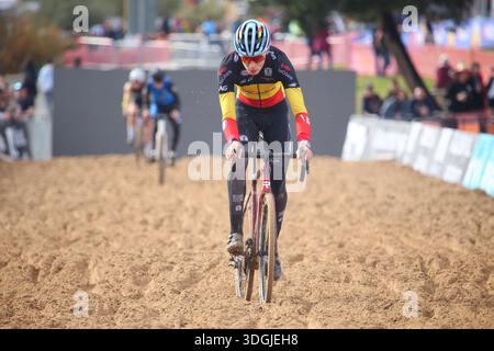 Benidorm, Spagna, 17 gennaio 2026: Il campione belga di ciclocross Under-23 Viktor Vandenbreghe durante le sessioni ufficiali di allenamento della Coppa del mondo di ciclocross 2025-26 UCI il 17 gennaio 2026, al Foietes Park di Benidorm, Spagna. Crediti: Alberto Brevers / Alamy Live News. Foto Stock