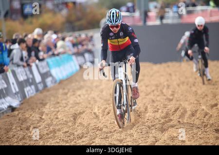 Benidorm, Spagna, 17 gennaio 2026: Jari Van Lee, campione belga di ciclocross junior, durante le sessioni ufficiali di allenamento della Coppa del mondo di ciclocross 2025-26 UCI il 17 gennaio 2026, al Foietes Park di Benidorm, Spagna. Crediti: Alberto Brevers / Alamy Live News. Foto Stock