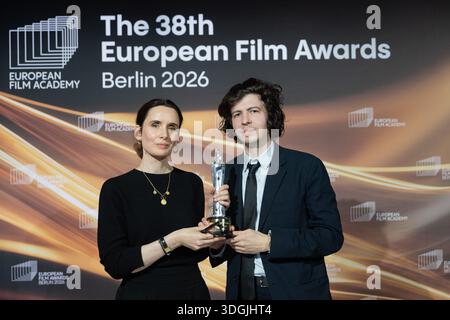Berlino, Germania. 17 gennaio 2026. Ugo Bienvenu e Sophie Mas sono premiati nella categoria 'Animated Feature Film' al 38° European Film Awards alla House of World Cultures. Crediti: Christoph Soeder/dpa/Alamy Live News Foto Stock