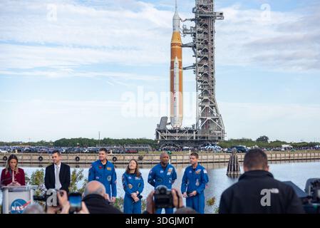 17 gennaio 2026: L to R del podio - l'amministratore della NASA Jared Issacman, l'astronauta canadese Jeremy Hansen, gli astronauti della NASA Christina Koch, Victor Glover e Reid Wiseman tengono una merda stampa mentre il razzo Space Launch System della NASA arriva al Launch Complex 39B sullo sfondo. Crediti: Brandon Moser/Alamy Live News Foto Stock